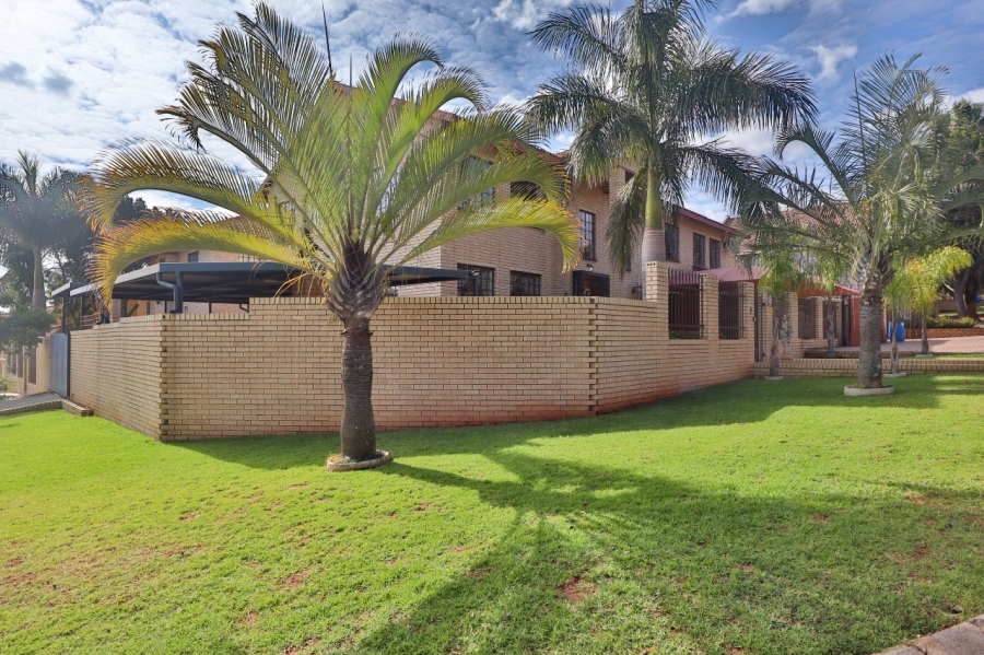 5 Bedroom Property for Sale in Safari Gardens North West